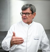 Sternekoch Harald Wohlfahrt kocht im Betriebsrestaurant der Unternehmensgruppe fischer