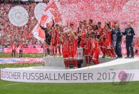 Fussball, 1. Bundesliga  Saison 16/17: Jubel FC Bayern Muenchen mit Schale