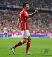 Fussball 1. Bundesliga Saison 2016/2017: JUBEL Robert Lewandowski (FC Bayern Muenchen)