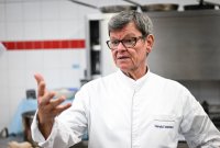 Sternekoch Harald Wohlfahrt kocht im Betriebsrestaurant der Unternehmensgruppe fischer