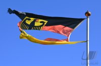 Symbolbild: Zerfetzte Deutschland Fahne