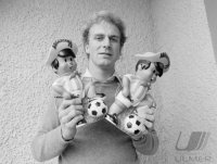 Fussball Homestory Karl-Heinz Rummenigge: Rummenigge mit Maskottchen Gauchito