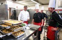 Sternekoch Harald Wohlfahrt kocht im Betriebsrestaurant der Unternehmensgruppe fischer