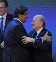 FUSSBALL International AUSRICHTER der FIFA WM 2022: KATAR; Sheikh Hamad bin Khalifa Al-Thani jubelt