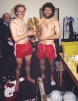 Fussball DFB Pokal Finale 1982: Rummenigge, Breitner mit Pokal