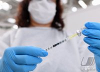 Aufziehen Biontech / Pfizer mRNA- COVID-19 Impfstoff im Zentralen Impfzentrum (ZIZ) Tuebingen