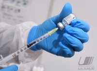 Aufziehen Biontech / Pfizer mRNA- COVID-19 Impfstoff im Zentralen Impfzentrum (ZIZ) Tuebingen