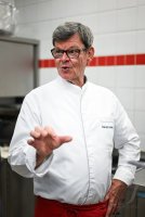 Sternekoch Harald Wohlfahrt kocht im Betriebsrestaurant der Unternehmensgruppe fischer
