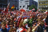 Fussball Meisterfeier FC Bayern 1985: Bayern Fans feiern auf Marienplatz