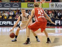 Basketball 1. Bundesliga 2011/2012:  Johannes Lischka (li, EnBW Ludwigsburg) gegen Jan HENDRIK JAGLA (FC Bayern Muenchen)