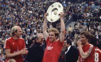 Fussball Hoeness, Rummenigge, Augenthaler (FC Bayern) mit Meisterschale