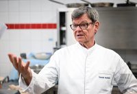 Sternekoch Harald Wohlfahrt kocht im Betriebsrestaurant der Unternehmensgruppe fischer