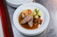 Sternekoch Harald Wohlfahrt kocht im Betriebsrestaurant der Unternehmensgruppe fischer