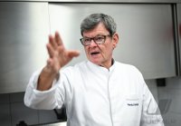 Sternekoch Harald Wohlfahrt kocht im Betriebsrestaurant der Unternehmensgruppe fischer