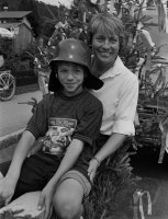 Rosi Mittermaier mit ihrem Sohn Felix Neureuther am 16.07.1992 anlaesslich eines Richtfestes in Reit im Winkl