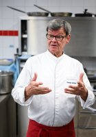 Sternekoch Harald Wohlfahrt kocht im Betriebsrestaurant der Unternehmensgruppe fischer