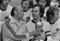 Fussball WM 1974 Finale: Franz Beckenbauer (Deutschland) und Bundestrainer Helmut Schoen (Deutschland) mit WM Pokal