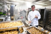 Sternekoch Harald Wohlfahrt kocht im Betriebsrestaurant der Unternehmensgruppe fischer