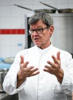 Sternekoch Harald Wohlfahrt kocht im Betriebsrestaurant der Unternehmensgruppe fischer