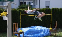 Leichtathletik: Hochspringer Lukas Gaertner (TV Rottenburg) trainiert im eigenen Garten