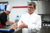 Sternekoch Harald Wohlfahrt kocht im Betriebsrestaurant der Unternehmensgruppe fischer