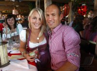 FUSSBALL 1. BUNDESLIGA: Arjen Robben mit Frau Bernadien (FC Bayern Muenchen)