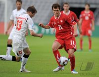 Fussball U21-Europameisterschaft 2011:  Pavel Nekhaychik (li, Weissrussland) gegen Admir Mehmedi (re, Schweiz)