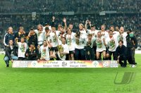 Fussball DFB Pokal  Saison 1998/1999: Teamfoto Werder Bremen mit Pokal
