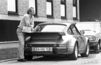 Fussball Bundesliga, Saison 1979/1980: Manager Uli Hoeness steht an einem Porsche