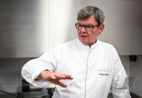 Sternekoch Harald Wohlfahrt kocht im Betriebsrestaurant der Unternehmensgruppe fischer