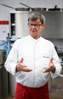 Sternekoch Harald Wohlfahrt kocht im Betriebsrestaurant der Unternehmensgruppe fischer