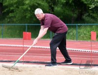Leichtathletik: Testwettkampf im Training, Weitsprung Trainer Alexander Seeger (TSV Gomaringen)