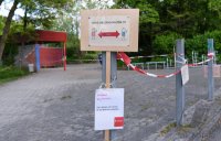 Wegweiser vor der Gundschule Hagelloch (Kreis Tuebingen)