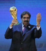 FUSSBALL International AUSRICHTER der FIFA WM 2022: KATAR; Sheikh Hamad bin Khalifa Al-Thani jubelt