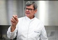 Sternekoch Harald Wohlfahrt kocht im Betriebsrestaurant der Unternehmensgruppe fischer