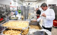 Sternekoch Harald Wohlfahrt kocht im Betriebsrestaurant der Unternehmensgruppe fischer