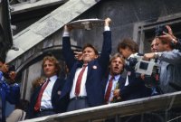 Fussball Meisterfeier FC Bayern 1985: Augenthaler mit Meisterschale