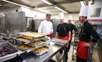 Sternekoch Harald Wohlfahrt kocht im Betriebsrestaurant der Unternehmensgruppe fischer