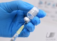 Aufziehen Biontech / Pfizer mRNA- COVID-19 Impfstoff im Zentralen Impfzentrum (ZIZ) Tuebingen