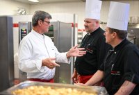 Sternekoch Harald Wohlfahrt kocht im Betriebsrestaurant der Unternehmensgruppe fischer
