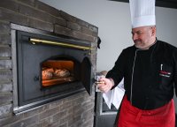 Sternekoch Harald Wohlfahrt kocht im Betriebsrestaurant der Unternehmensgruppe fischer