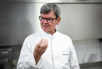 Sternekoch Harald Wohlfahrt kocht im Betriebsrestaurant der Unternehmensgruppe fischer