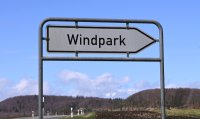 Symbolbild: Schild Windpark