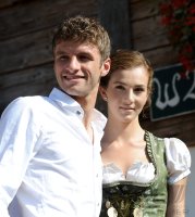 FUSSBALL 1. BUNDESLIGA: Thomas Mueller mit Frau Lisa (FC Bayern Muenchen)