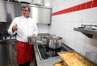 Sternekoch Harald Wohlfahrt kocht im Betriebsrestaurant der Unternehmensgruppe fischer
