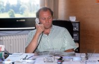 Fussball Bundesliga, Saison 1989/1990: Manager Uli Hoeness am Schreibtisch