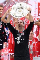 Fussball, 1. Bundesliga  Saison 16/17: Jubel FC Bayern Muenchen mit Schale