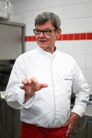 Sternekoch Harald Wohlfahrt kocht im Betriebsrestaurant der Unternehmensgruppe fischer
