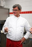 Sternekoch Harald Wohlfahrt kocht im Betriebsrestaurant der Unternehmensgruppe fischer