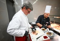Sternekoch Harald Wohlfahrt kocht im Betriebsrestaurant der Unternehmensgruppe fischer